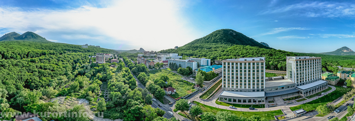вид на курортный парк Железноводска и санатории Эльбрус и Источник