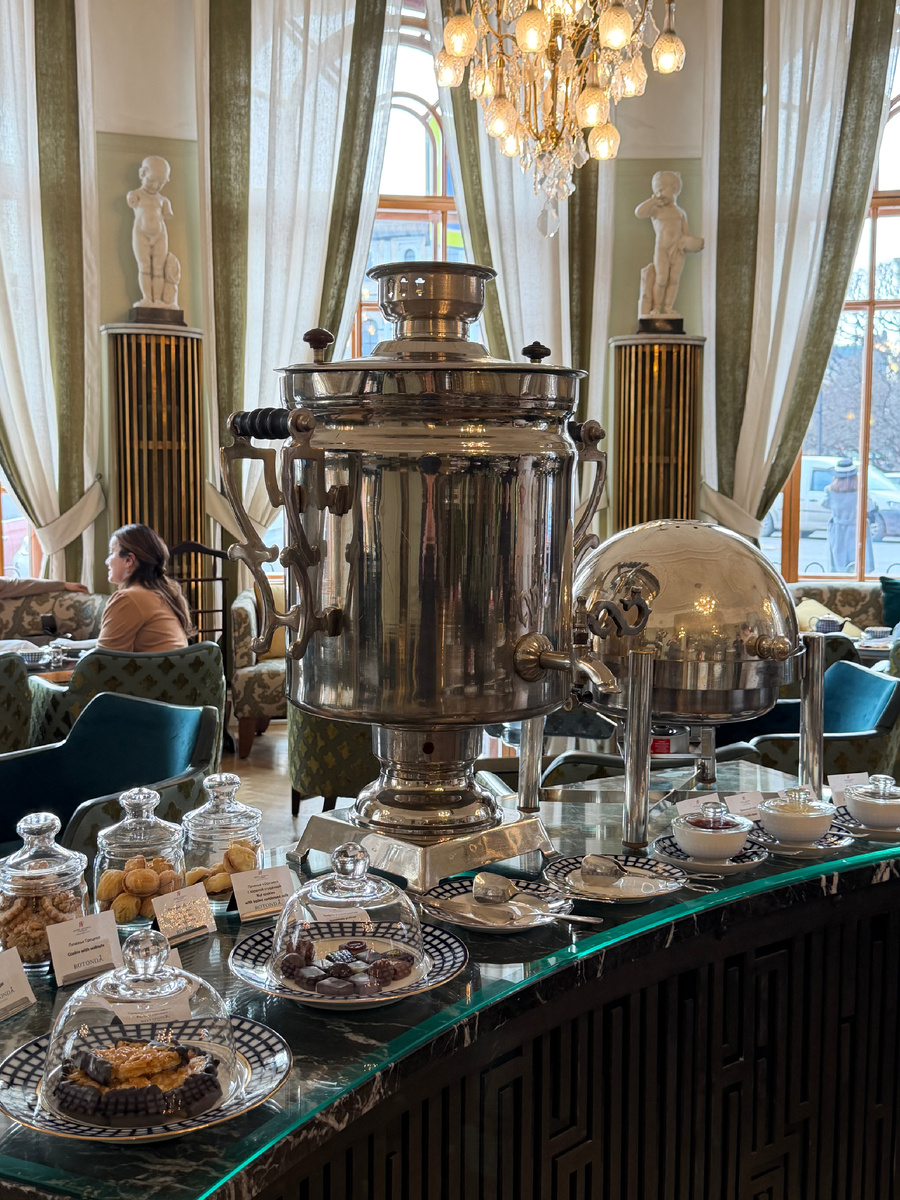 Во главе русский самовар 