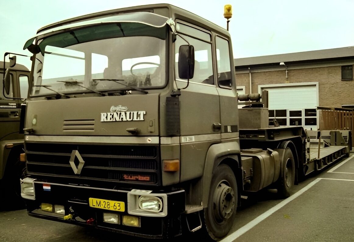 RENAULT MAJOR R310 CVR 4x2. Конечно, сложно в это поверить , но этот лёгкий тягач без особого труда может транспортировать тяжёлую военную технику на гусеничном ходу (гаубицы и танки).