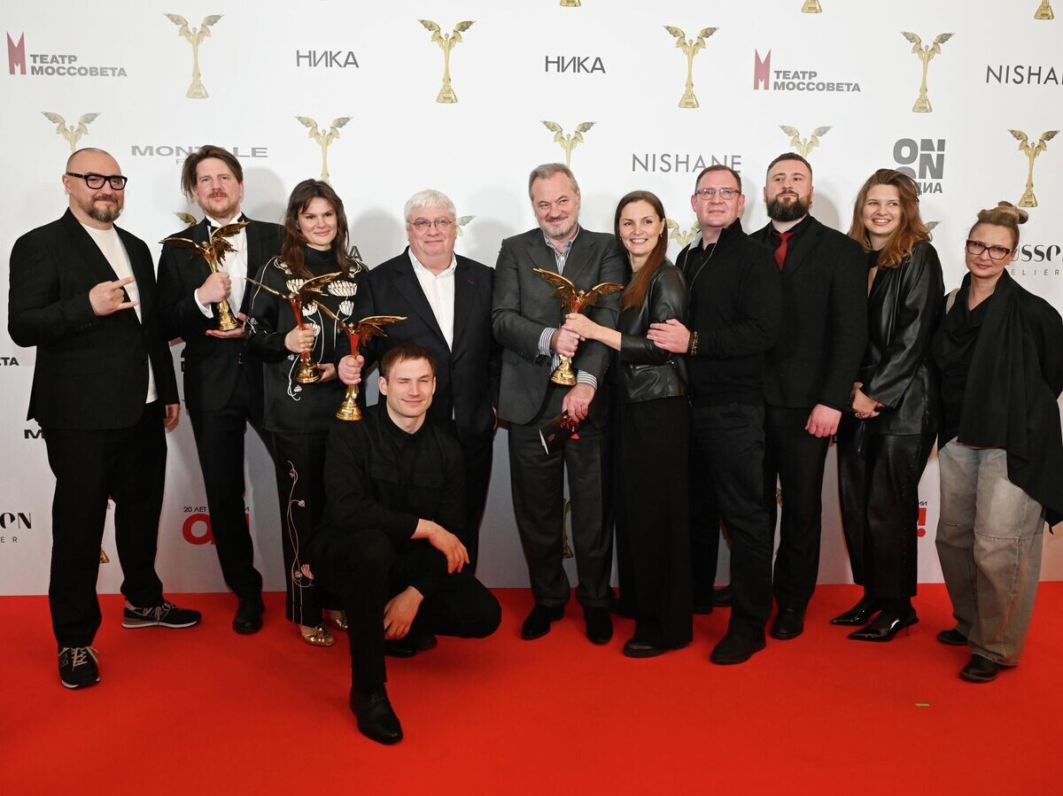    Лауреаты 39-й национальной премии кинематографических искусств "Ника" в номинации "Лучший игровой фильм" режиссер фильма "Ветер" Сергей Члиянц и съемочная группа фильма | © РИА Новости / Екатерина Чеснокова