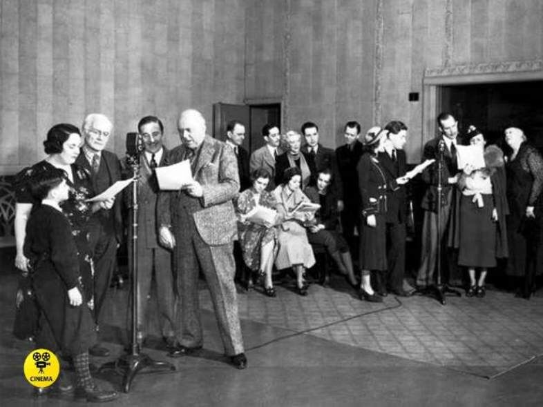 В тридцатых годах радиопостановки часто разыгрывались в прямом эфире.