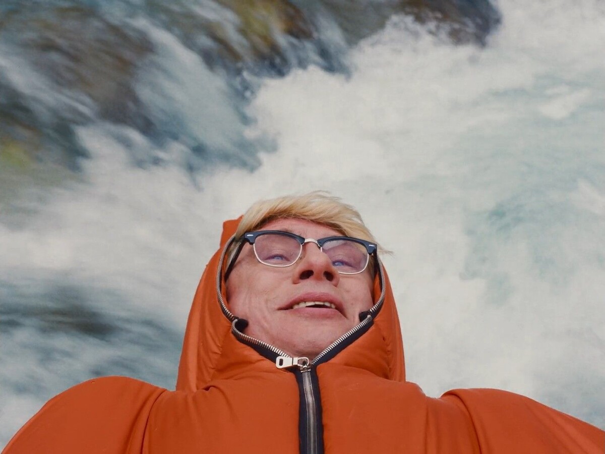 Удивительно, как тут местами упускают возможность смешно пошутить. На вопрос Шурика: «Нина, что вы делаете?» в этой сцене должен был быть только один ответ: «Контент»