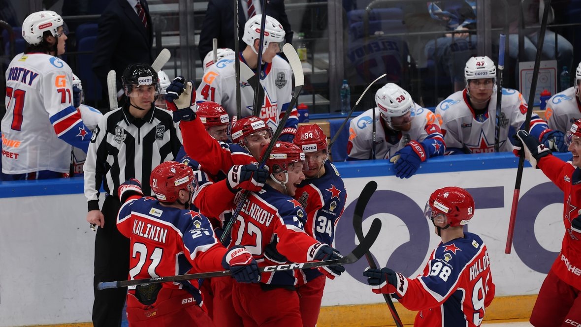    Хоккеисты ЦСКА празднуют победу над СКА в первом матче первого раунда Кубка Гагарина 23 марта.Александр Федоров