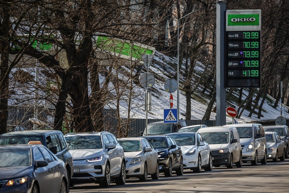    Очередь на автозаправке в Киеве REUTERS