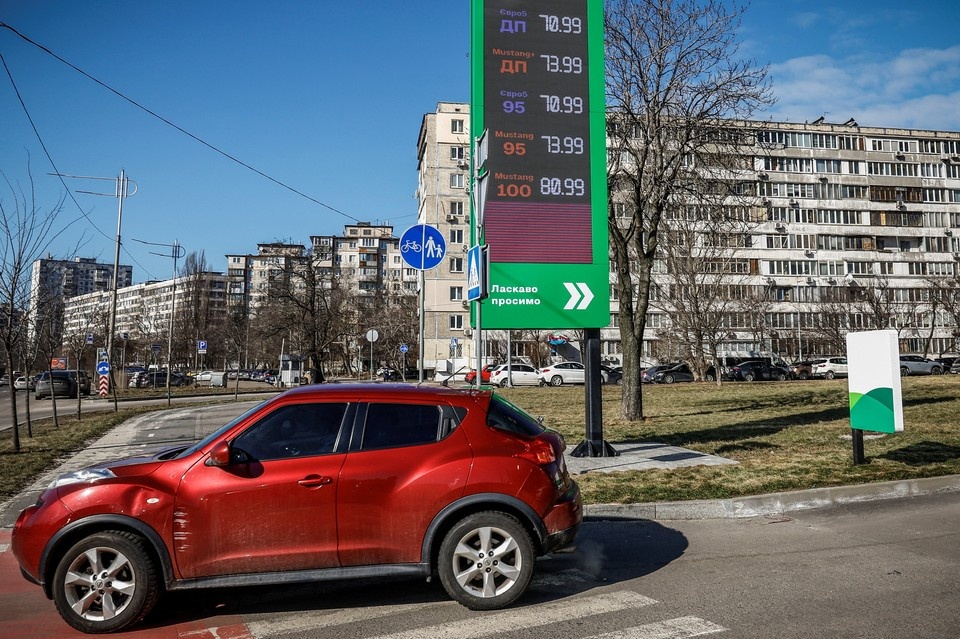    Экономисты предупреждают, что уже через две–три недели на Украине топливный скачок начнет вылезать в ценниках на продукты и услуги. REUTERS