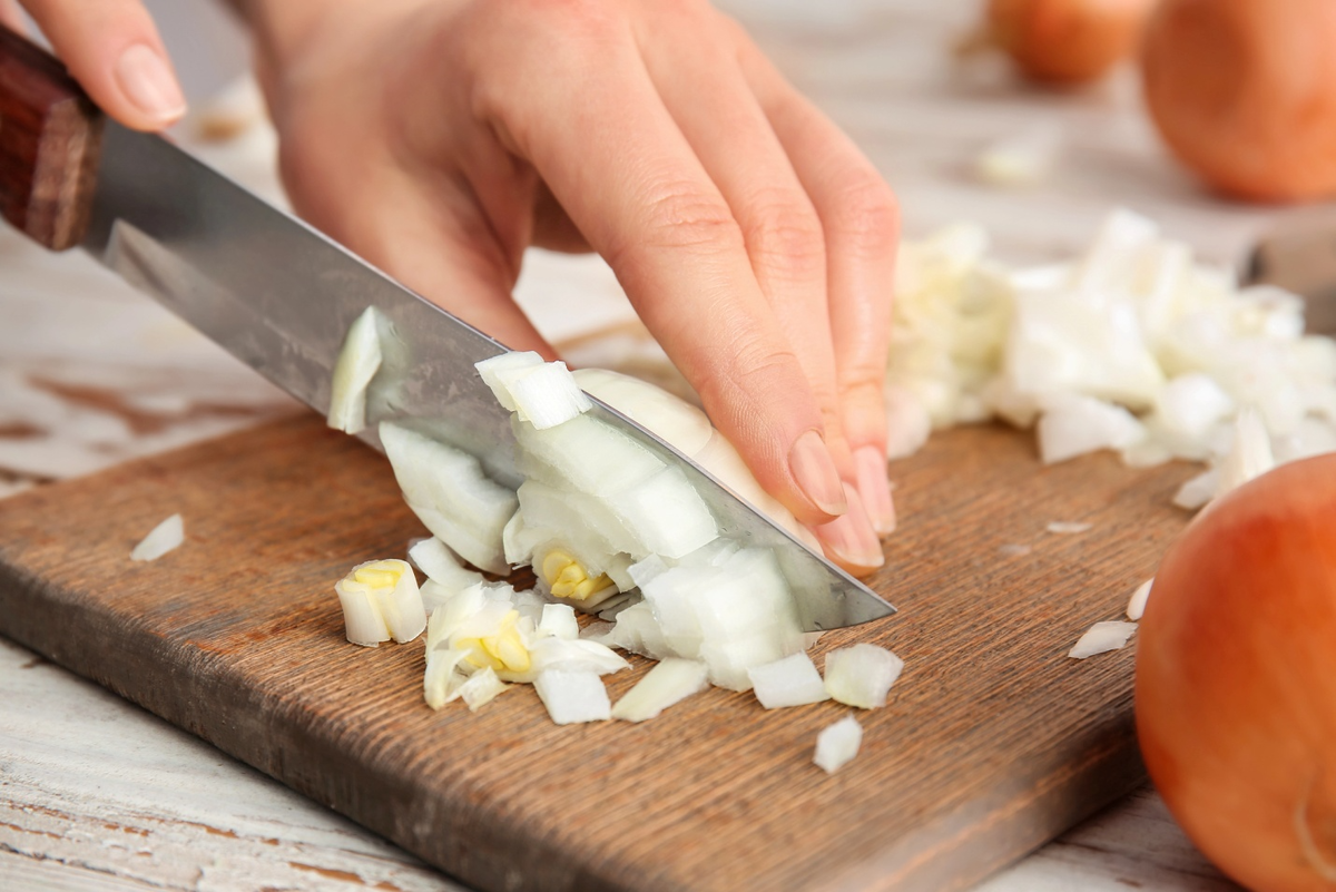 Во избежание нежелательных слёз главное — острый нож. Изображение: Deposit Photos