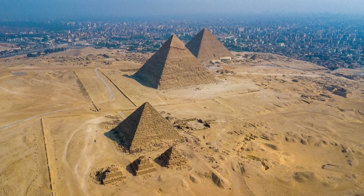 Египетские пирамиды возводились вручную по сложной технологии. (Фото: assets.newatlas.com).