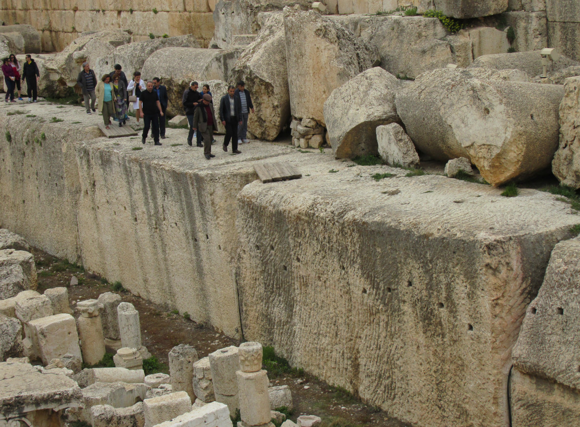 Люди передвигали такие мегалиты вручную. Серьёзно? (Фото: hiddenincatours.com).