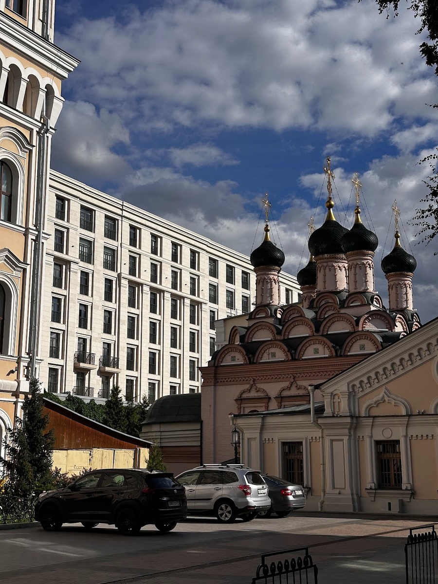 Соседство ЖК «Софийский» и Храма Софии. Двор с храмом скрыт от туристических потоков. Фото: Чулпан Закиева
