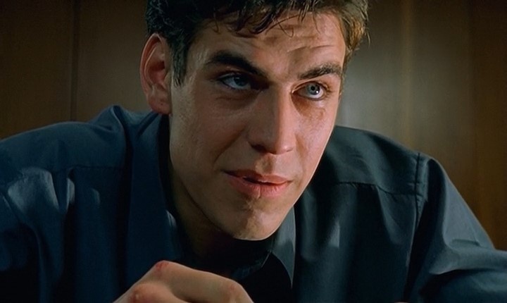 В «фильме о фильме» Дюжев говорит, что специально не стал пробовать нapкотики, а для роли просил благословления у батюшки. Верим. Кстати, сперва он был утверждён на роль Мухи. 