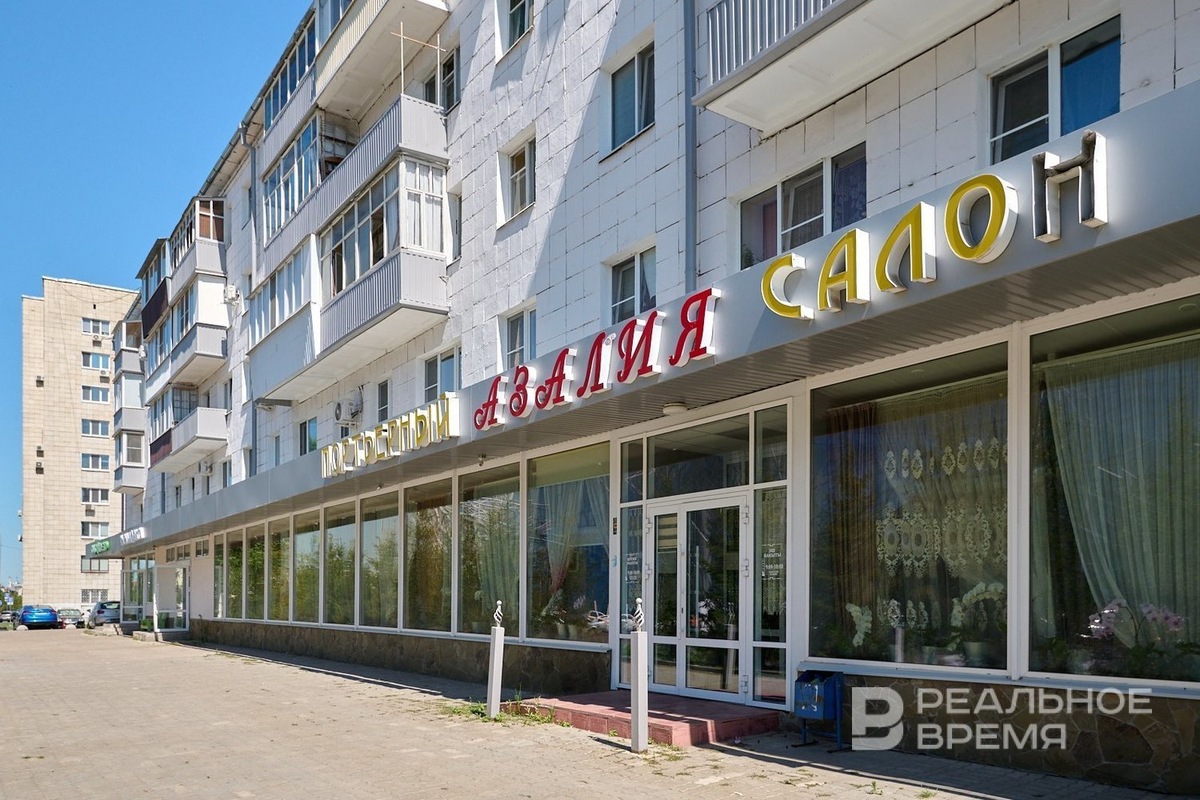     Под регулирование подпадают вывески магазинов, названия кафе и ресторанов, названия торговых точек и сервисных компаний, рекламные и информационные обозначения и в целом вся коммуникация бизнеса с конечным клиентом. Динар Фатыхов / realnoevremya.ru