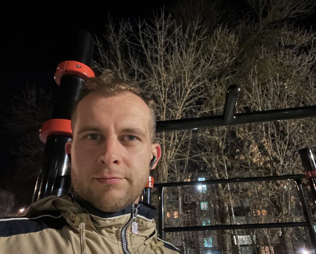 Без кепки, конечно, посимпатичнее, но райончик опасный у меня.