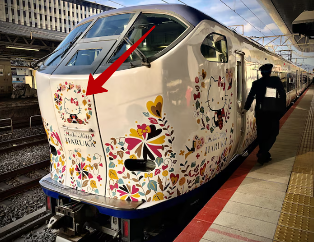 Поезд с Хеллоу Китти. Это как если бы у нас Чебурашку внезапно рисовали на внезапных бытовых вещах в 50 раз чаще
