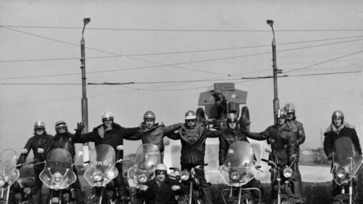     Конец 1970-х Stones mc, Тула.Один из первых неформальных мотоклубов в СССР. Подобная мото-компания с кастомированными «явами» была в Риге и  попала в кино 1975 года «Лето мотоциклистов». © @hooligans80