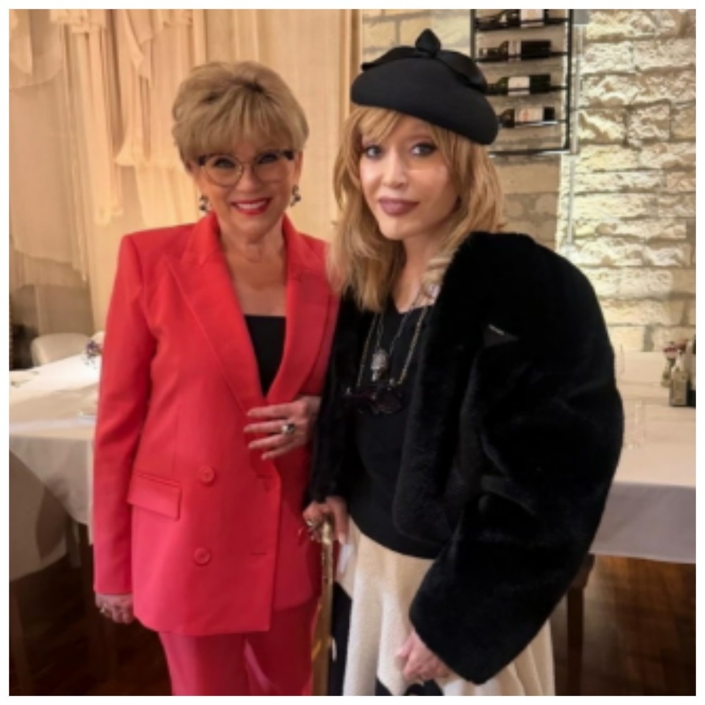 Трость на месте, а лицо 25-летней. Когда на самом деле 76.  Правда, ни морщинки, но как то перекосило Пугачеву.