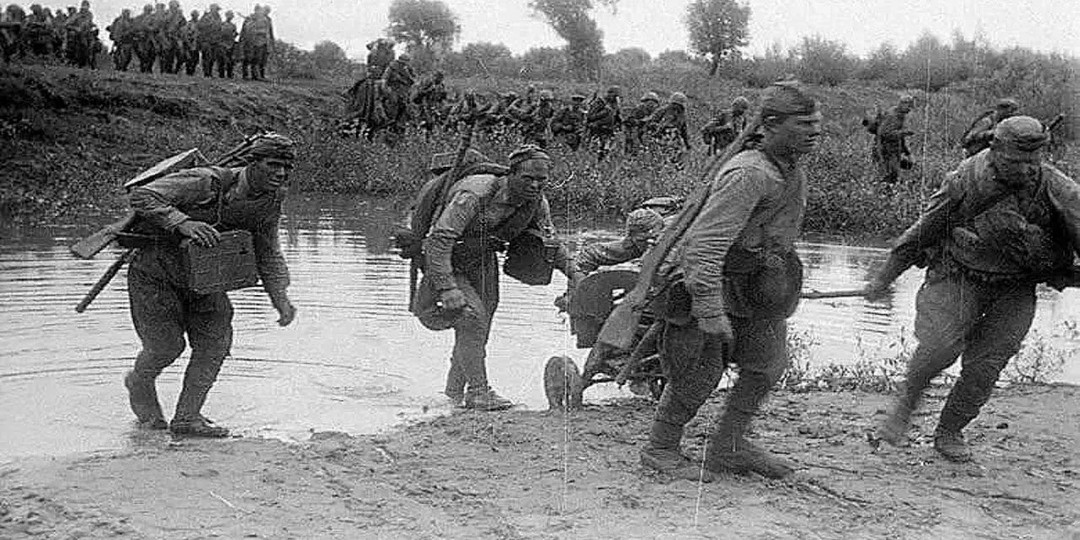 Взвод замер в ужасе, но командир прохрипел: «Идите по мне!». То, что пришлось сделать солдатам, они вспоминали со слезами