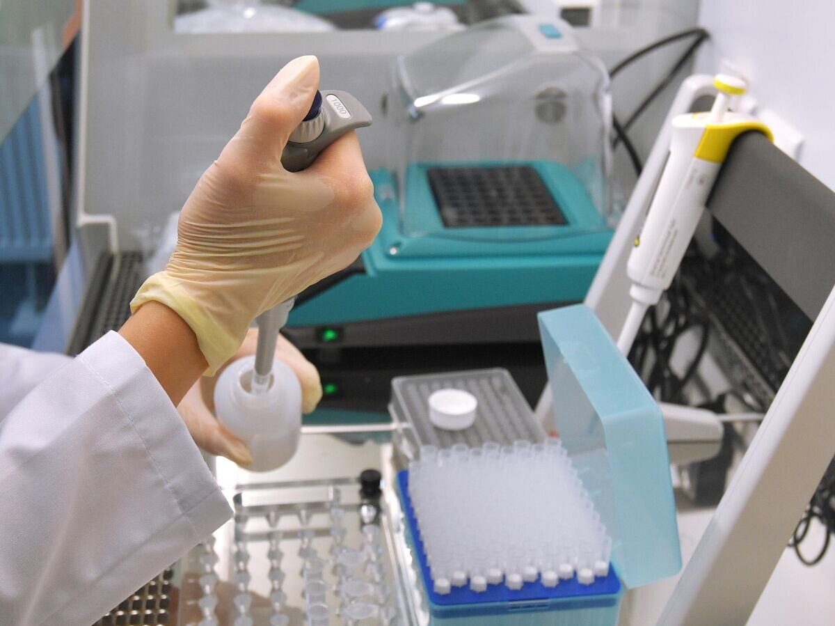    Лаборант Научного центра по профилактике и борьбе со СПИДом в Москве проводит исследование биоматериалов на ВИЧ-инфекцию | © РИА Новости / Владимир Песня