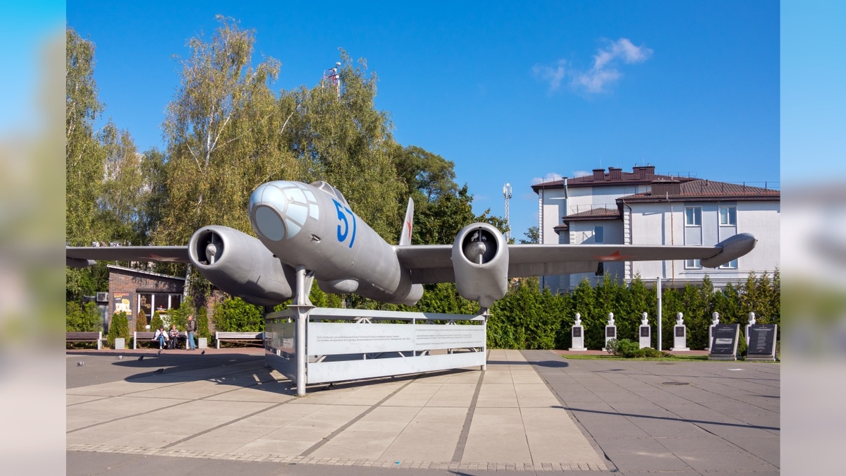 Самолёт ИЛ-28Р - главная доминанта Площади героев в Чкаловске. Фото: фонд "Исток".