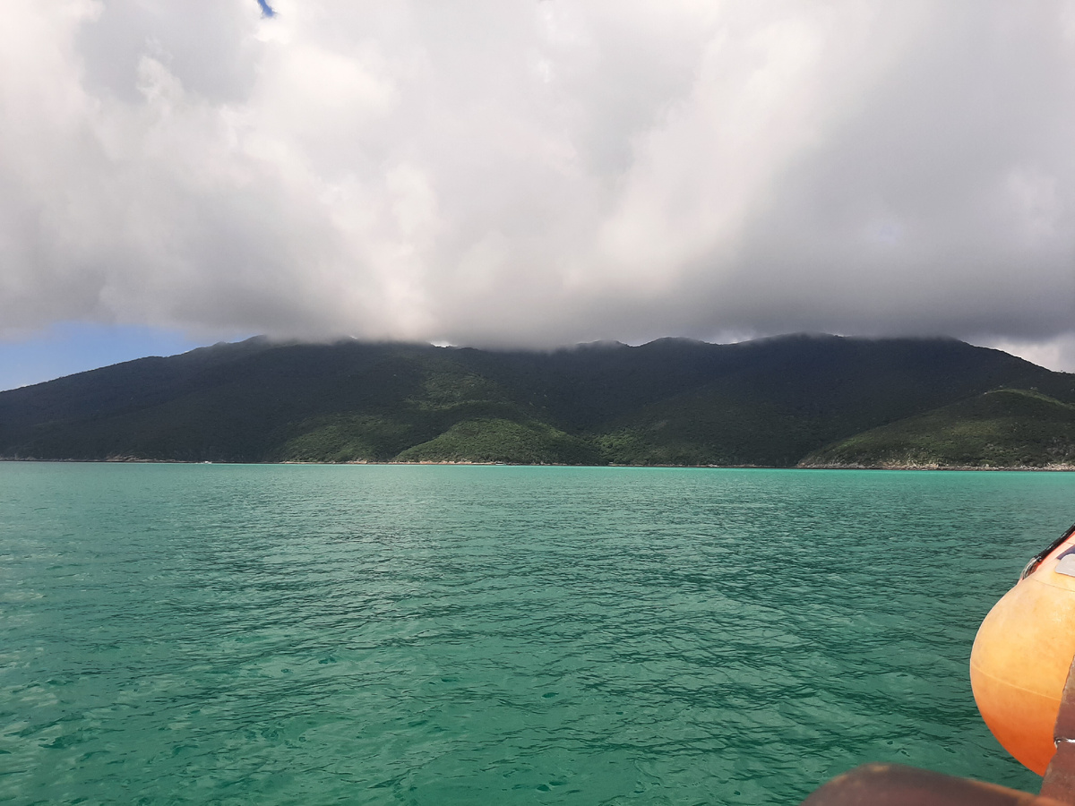 Океан, омывающий острова Арраял-ду-Кабу.