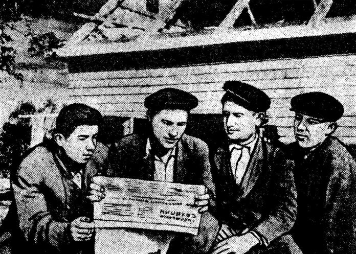 1953 год. С газетой «Советский Сахалин» – в трудовые коллективы. Профессия политинформатора сейчас сильно изменилась.