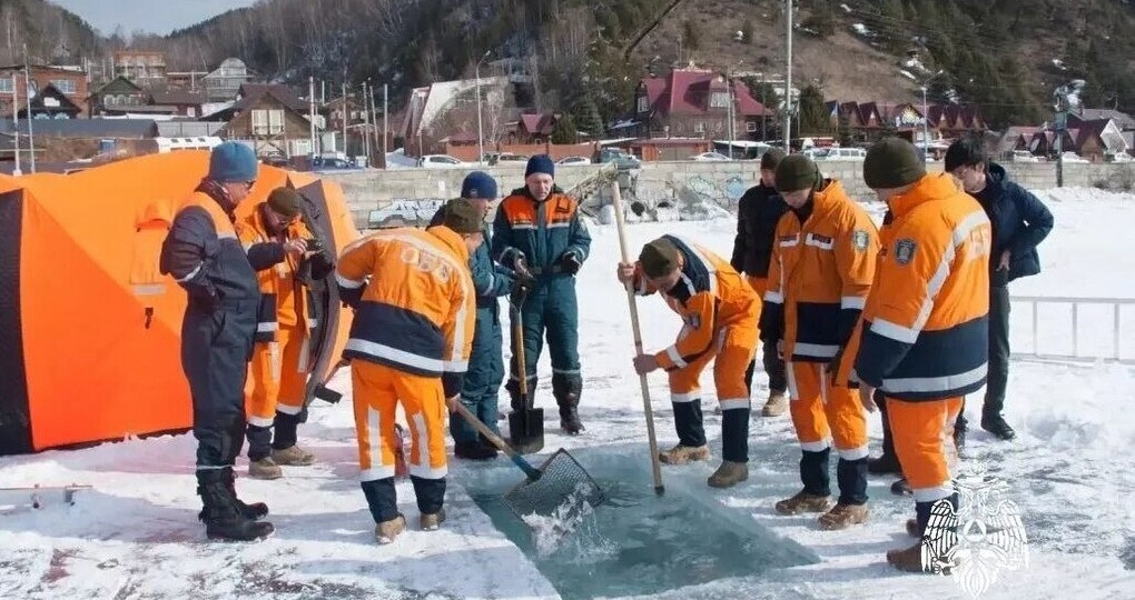 На Байкале спасатели МЧС России обучили монгольских коллег водолазному делу подо льдом