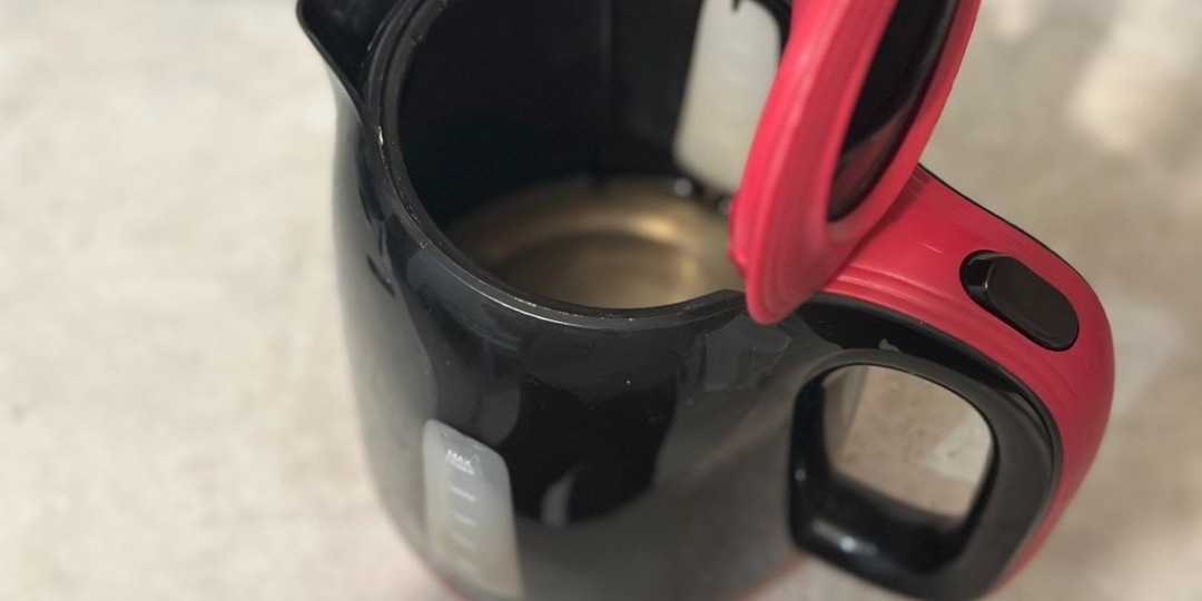 Навсегда отказалась от едкого уксуса для чистки чайника — и идеально блестящее дно без накипи за 20 минут и без лишней вони