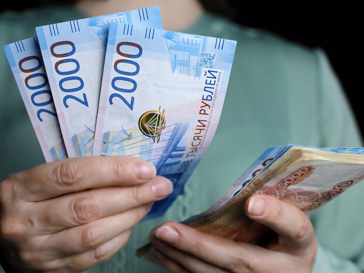    Девушка считает деньги | © iStock.com / Oleg Elkov