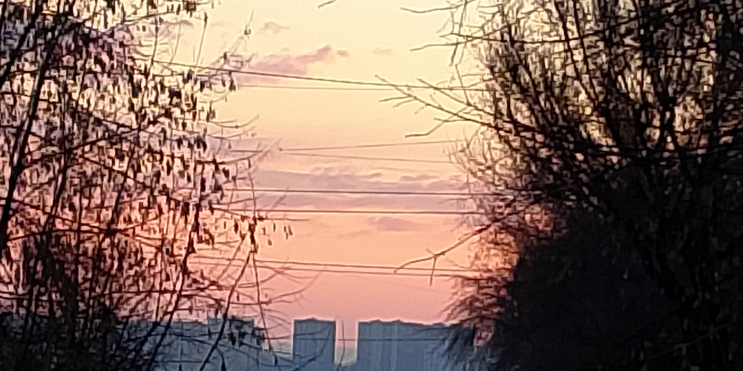 Мой город в малиновой дымке...