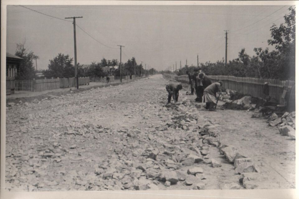    15 июня 1960 г. Славгород, ул. Ленина. Асфальтирование дороги.. Источник: goskatalog.ru, архив АГКМ, Каманин С.И.