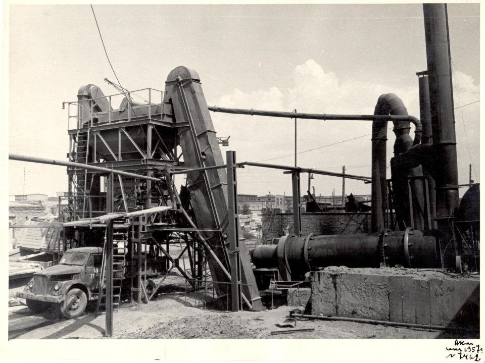     Асфальтобетонный завод треста "Стройгаз" производительностью 20 тонн в час. Построен в 1954 г.. Источник: goskatalog.ru, архив АГКМ, Каманин С.И.
