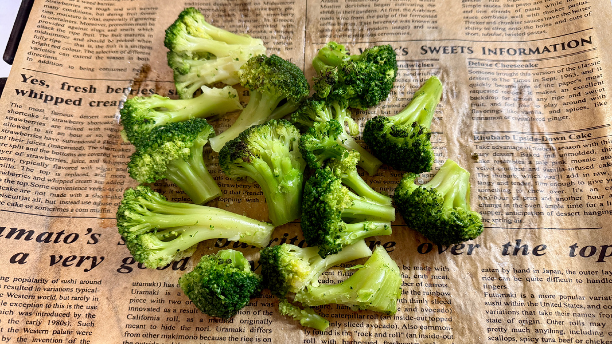 Запекла замороженные брокколи в духовке с добавлением соли. Фото автора.