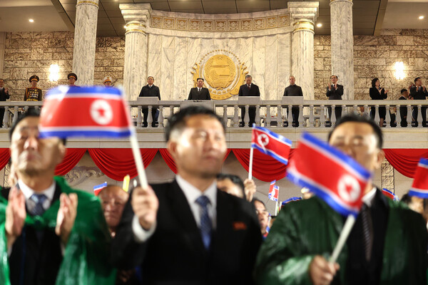 Председатель партии «Единая Россия», заместитель председателя Совета безопасности РФ Дмитрий Медведев (четвертый справа на втором плане), генеральный секретарь Коммунистической партии Вьетнама То Лам (пятый справа на втором плане) и лидер КНДР Ким Чен Ын (шестой слева на втором плане) во время военного парада в честь 80-летия создания Трудовой партии Кореи в Пхеньяне, КНДР, 10 октября 2025 года / Екатерина Штукина/РИА Новости   📷