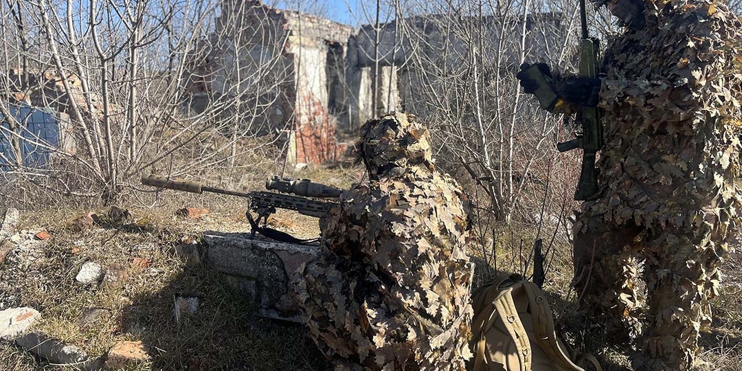 СПИНА К СПИНЕ: УВЕРЕННОСТЬ СНАЙПЕРСКОЙ ПАРЫ