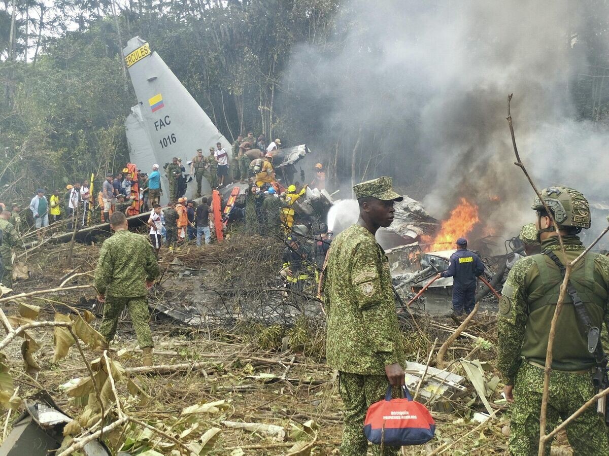    Пожар на месте крушения самолета Hercules ВВС Колумбии | © REUTERS / LA VOZ DE AMAZONIA – MARE RAFUE