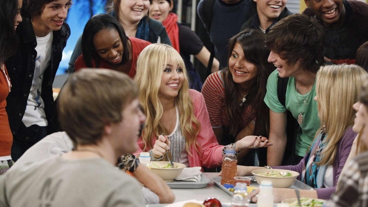    Кадр из сериала «Ханна Монтана», реж. Роджер Кристиансен, Рич Коррелл, Боб Коэрр и др., It's a Laugh Productions, Disney Channel, Michael Poryes Productions