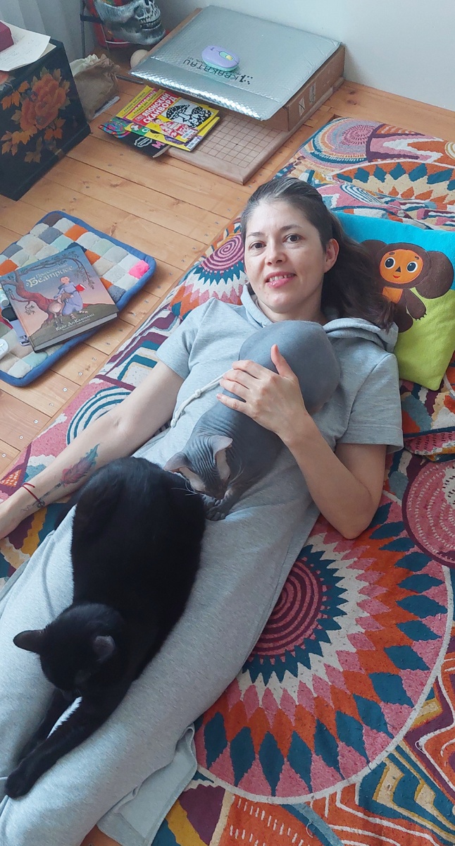 И чего я жалуюсь? У меня личного пространства давно нет 🤣 пора привыкнуть)))