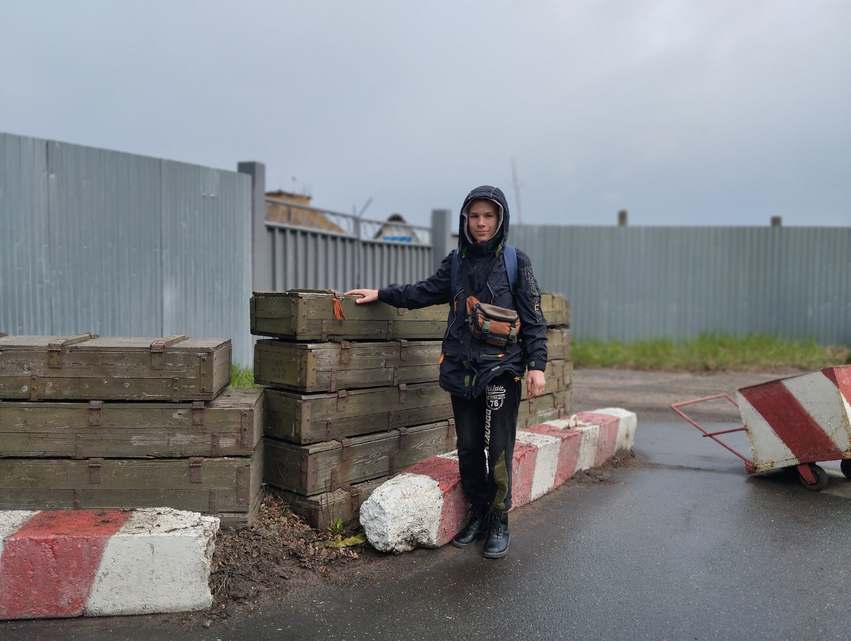 Рядом с автобусной остановкой "Форт Шанц"