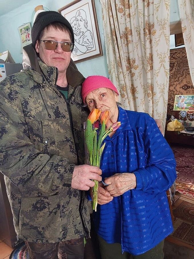 Социальный работник и пожилая женщина