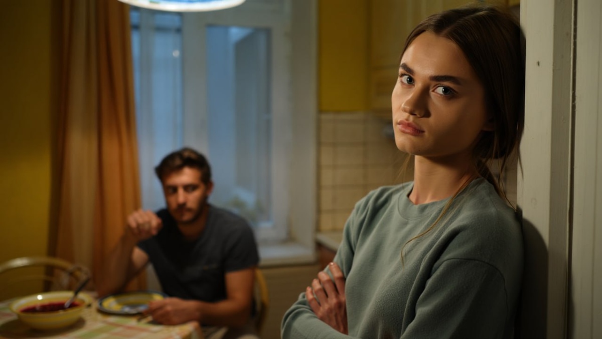 Он снова сравнил меня с мамой.
В тот вечер я поняла — так больше нельзя.
