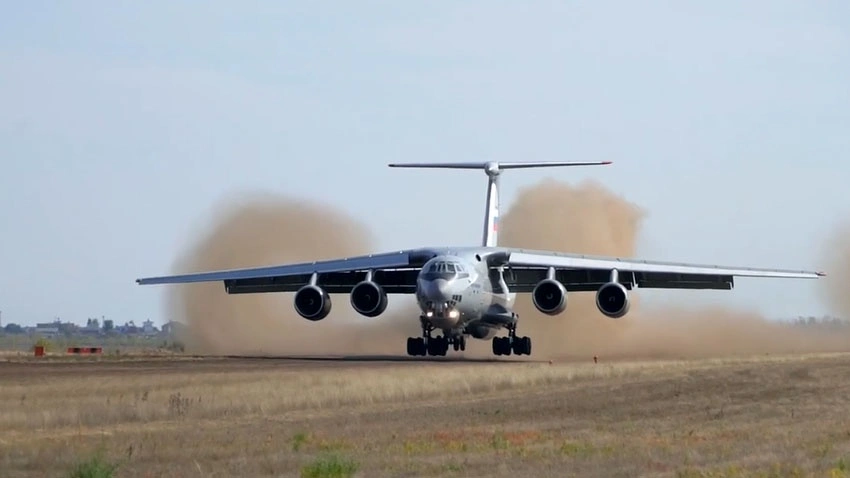 Транспортник Ил-76: грузовик, который садится на грунт там, где другие ломают шасси