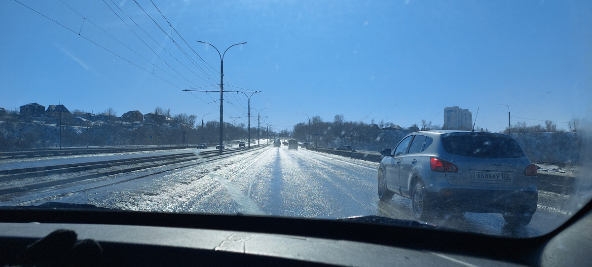 Вот так таяло под ослепительным солнцем все вокруг три дня назад. Это подъем от Спартака на Гору по Змеиногорскому тракту.