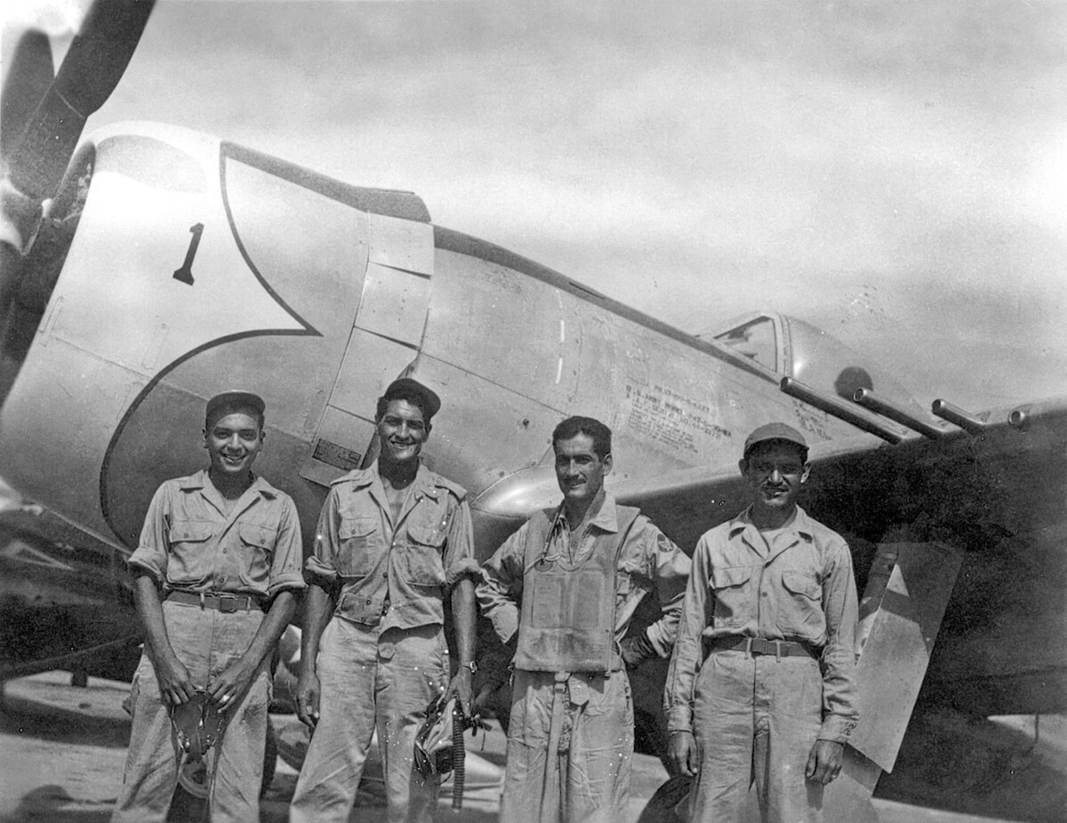 Мексиканский пилот со своими механиками возле своего самолёта P-47D «Тандерболт» на Филиппинах. 1945 года.