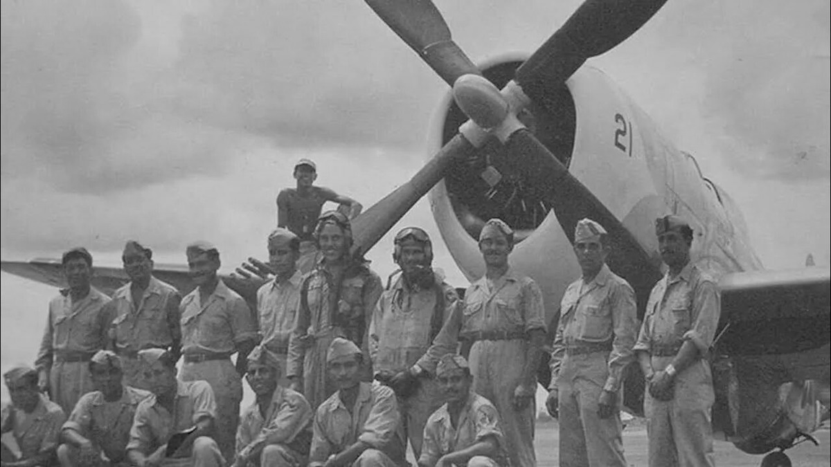 Мексиканские пилоты со своими механиками возле самолёта P-47D «Тандерболт» на Филиппинах. 1945 года.