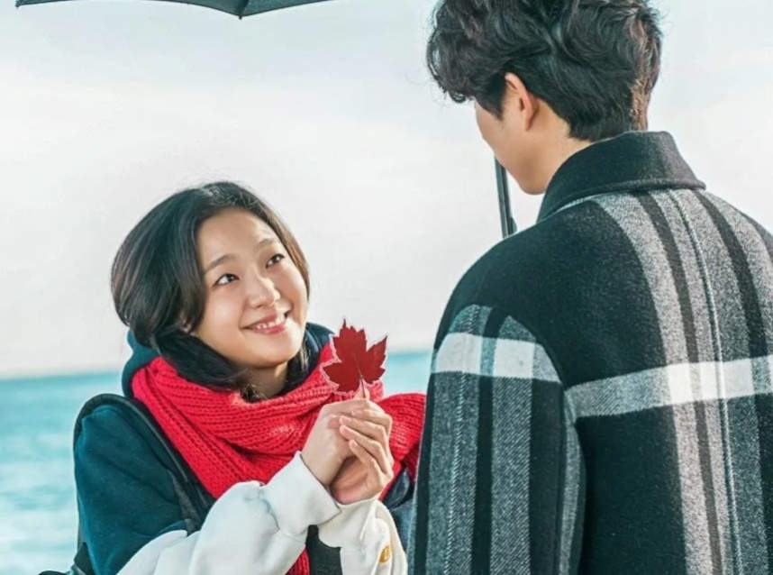 Красный шарф — символ красной нити судьбы.