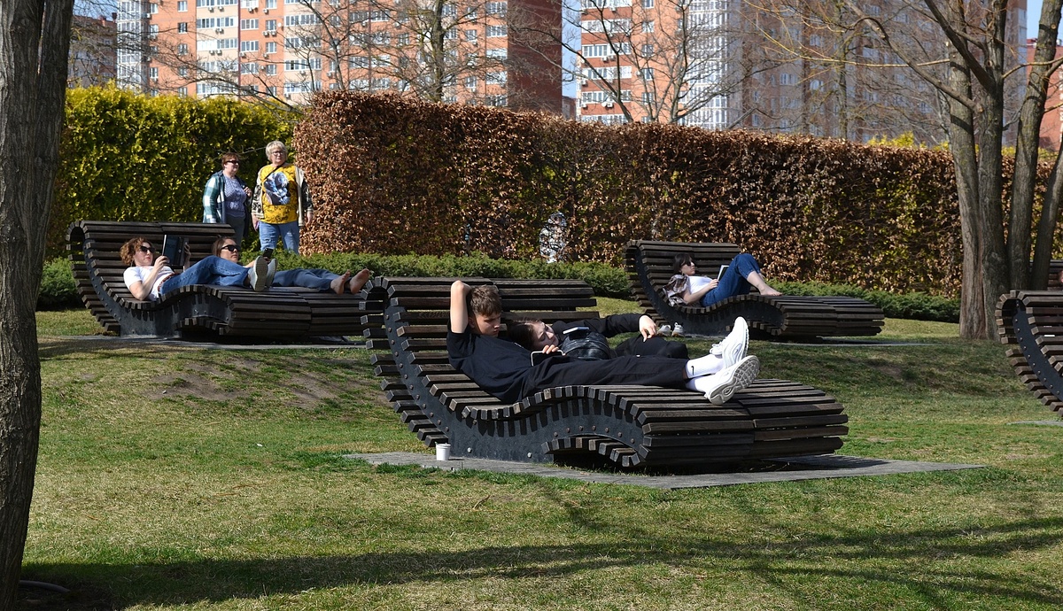 Молодое поколение видит в безделии процесс восстановления, а старшее — тунеядство
Фото:
Алексей Лохвицкий / ForPost
