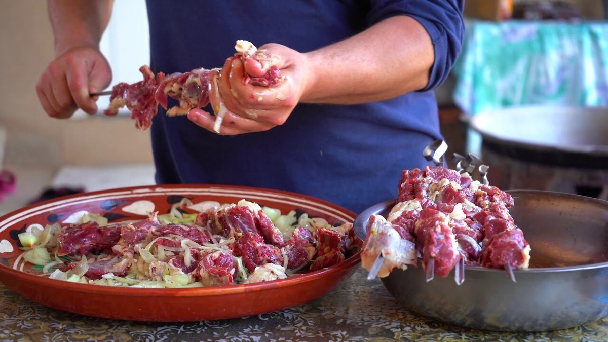    Самый распространённый в Узбекистане вариант шашлыка – сих кабоб. Это классический вид шашлыка, при котором нанизывании кусочков мяса на шампуры обычно чередуют мясо с кусочками курдючного сала, чтобы блюдо получалось сочным.