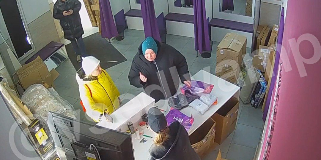 «Ты мой ислам не трогай!»: в подмосковном ПВЗ мусульманка устроила скандал и оплевала клиентку, сделавшую ей замечание