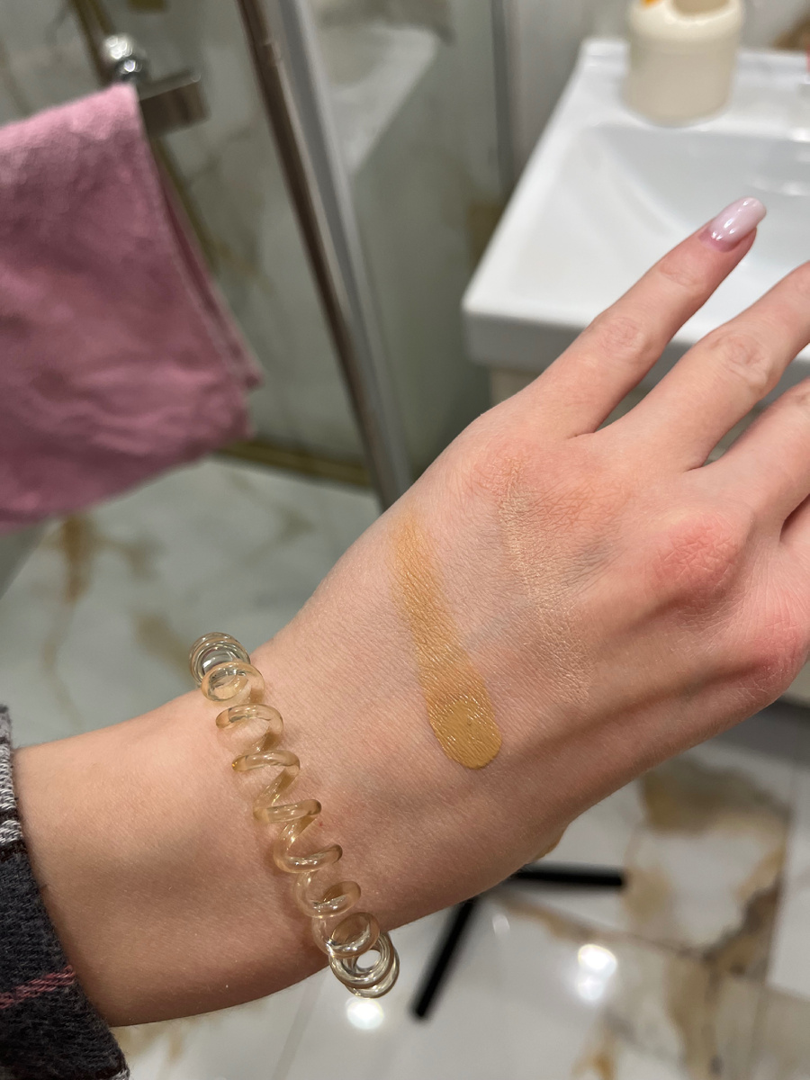 Слева Misha, справа обычный. Видно что он плотный и подчеркивает неровности. 