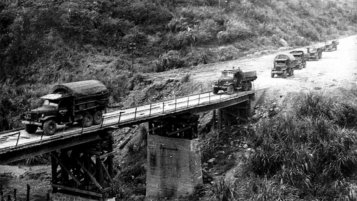 Разветвленную сеть дорог через перевал Чыонгшон обслуживала 599 инженерная часть. Если в середине 1960-х она прокладывала 450 км дорог ежегодно, то через 10 лет этот показатель удвоился. На фото Jiefang CA-30 (китайский клон ЗИЛ-157) пересекает мост
