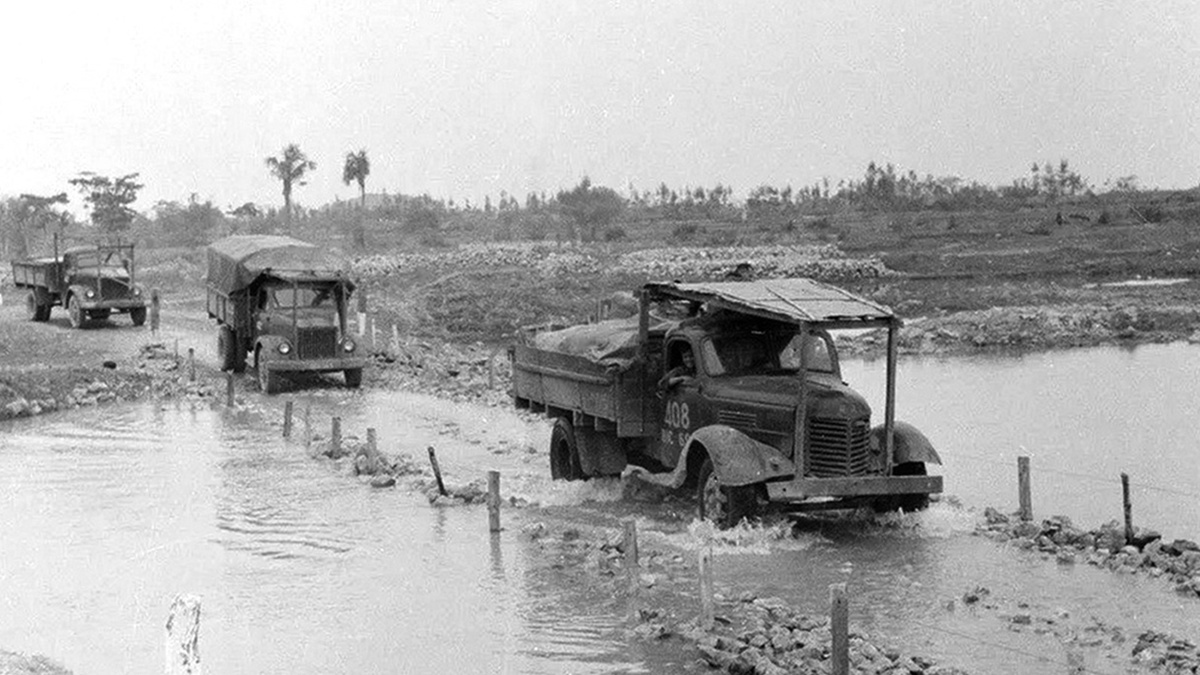 Китайский Jiefang CA-10 (копия ЗИЛ-150) и советский ГАЗ-51 преодолевают реку вброд